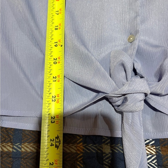 Nine West women’s size medium blue textured top button up, V-neck, tie knot NWT - Picture 5 of 7
